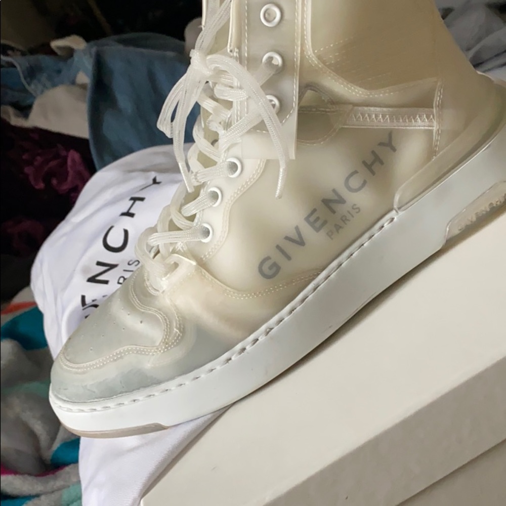 Givency - Picture 3 of 5